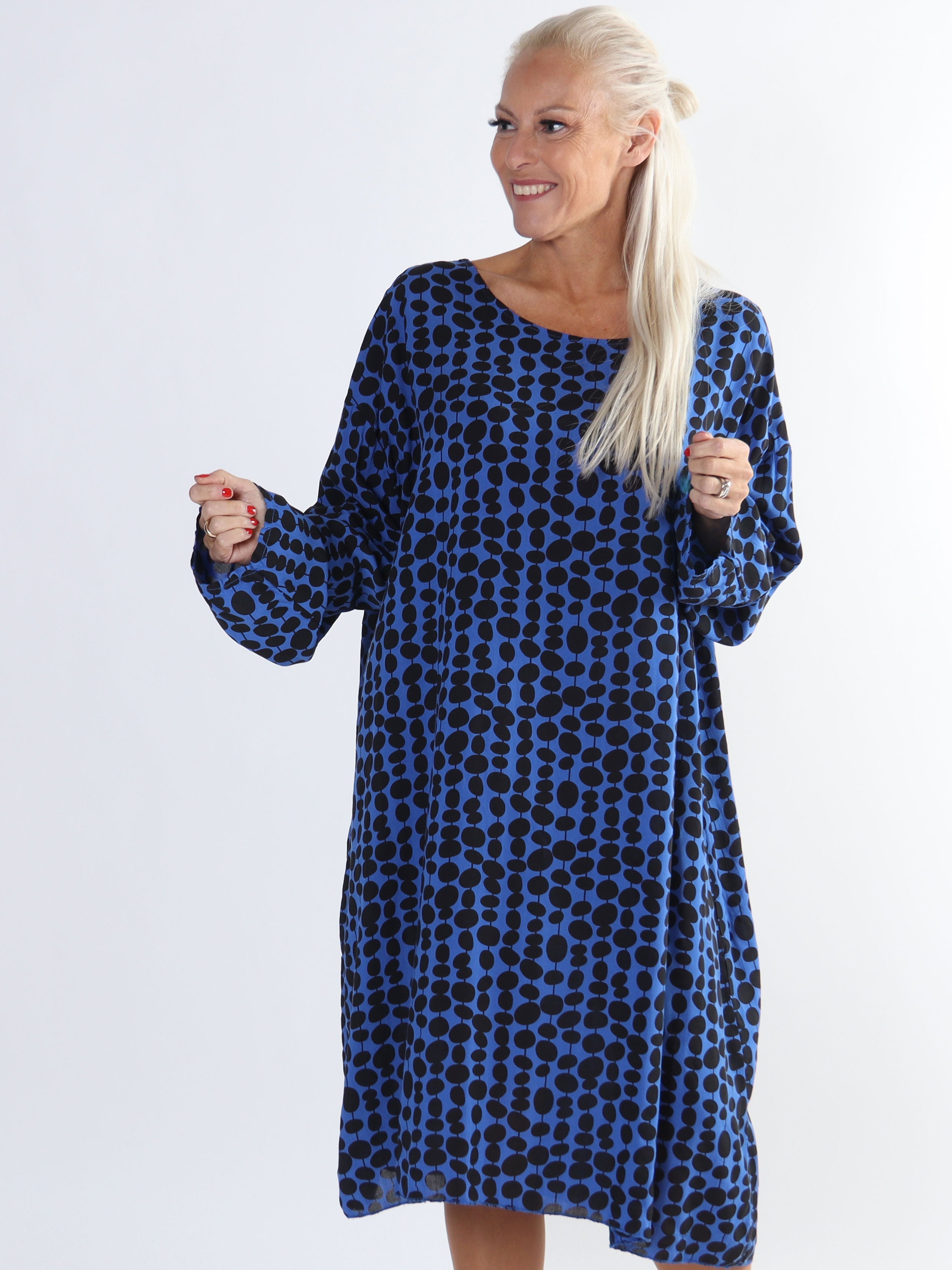 Dido - Sød plus size tunikakjole i viskose med prikker